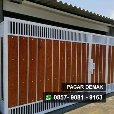 Tukang pagar besi di Demak