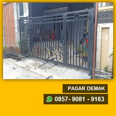 Tukang pembuatan pagar besi di Demak